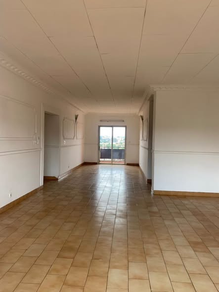 Appartement 3 chambres - Bastos - 400 000 FCFA/mois