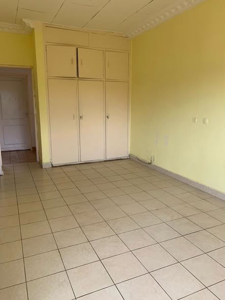 Appartement 3 chambres - Bastos - 400 000 FCFA/mois