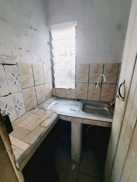 Chambre moderne à louer - Barrière, Yaoundé