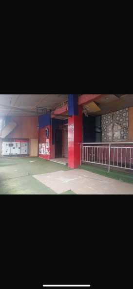 Grand emplacement commercial avec mezzanine et bar - Essos