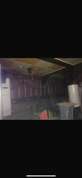 Grand emplacement commercial avec mezzanine et bar - Essos