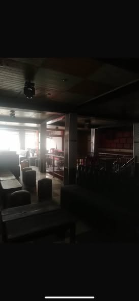 Grand emplacement commercial avec mezzanine et bar - Essos
