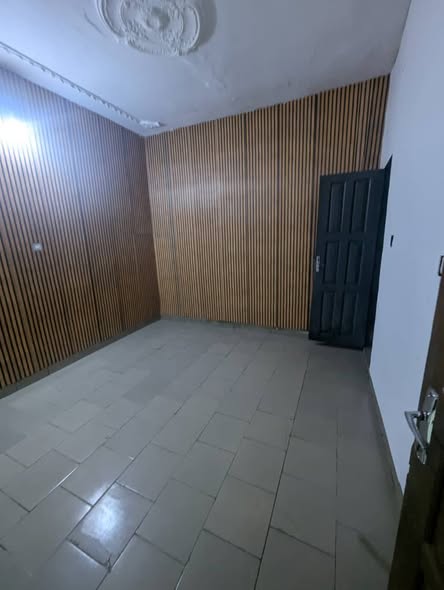Grande chambre 3 pièces staffée à Beedi - 35 000 FCFA/mois