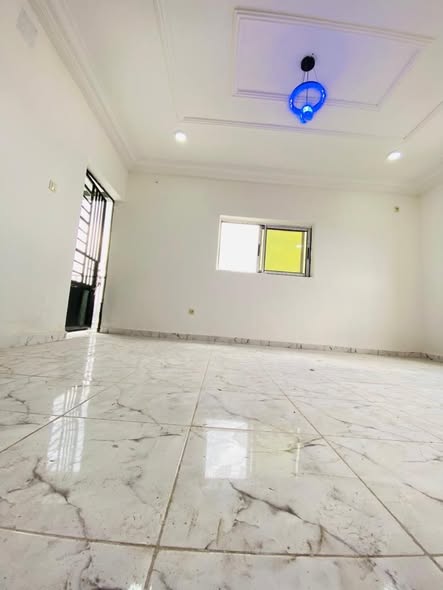 Studio moderne à Dakar vers combi